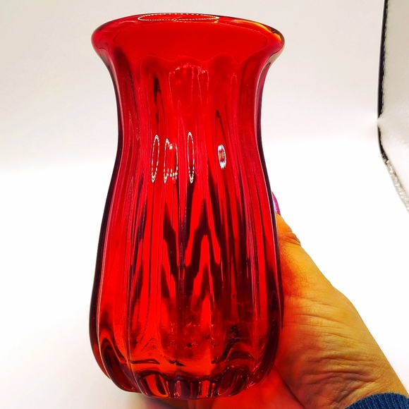 Vintage Amberina Small Flutted Vase With Cadmium (It Glows In UV Light) - Picture 4 of 11